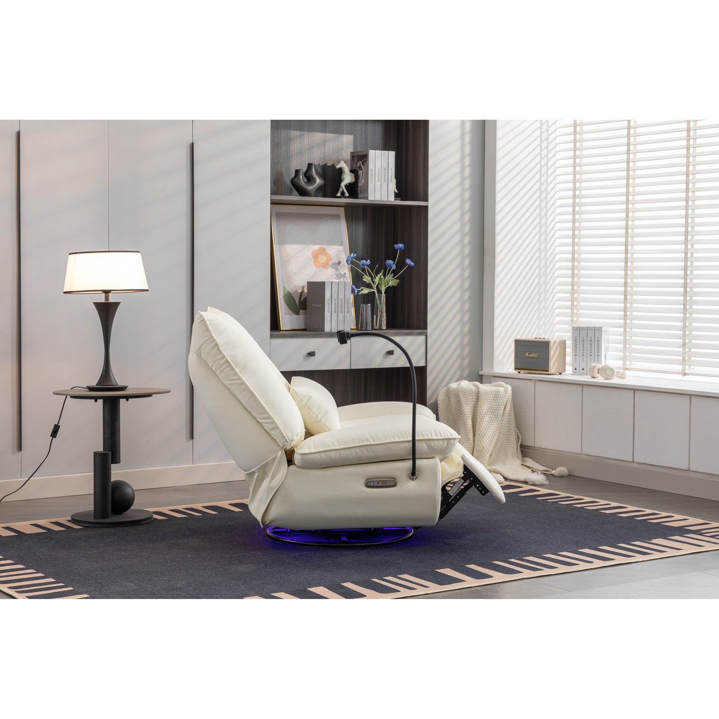 Fauteuil inclinable pivotant à commande électrique avec haut-parleurs Bluetooth, porte-téléphone, ports de charge USB et Type-C, et rangement caché dans les accoudoirs.