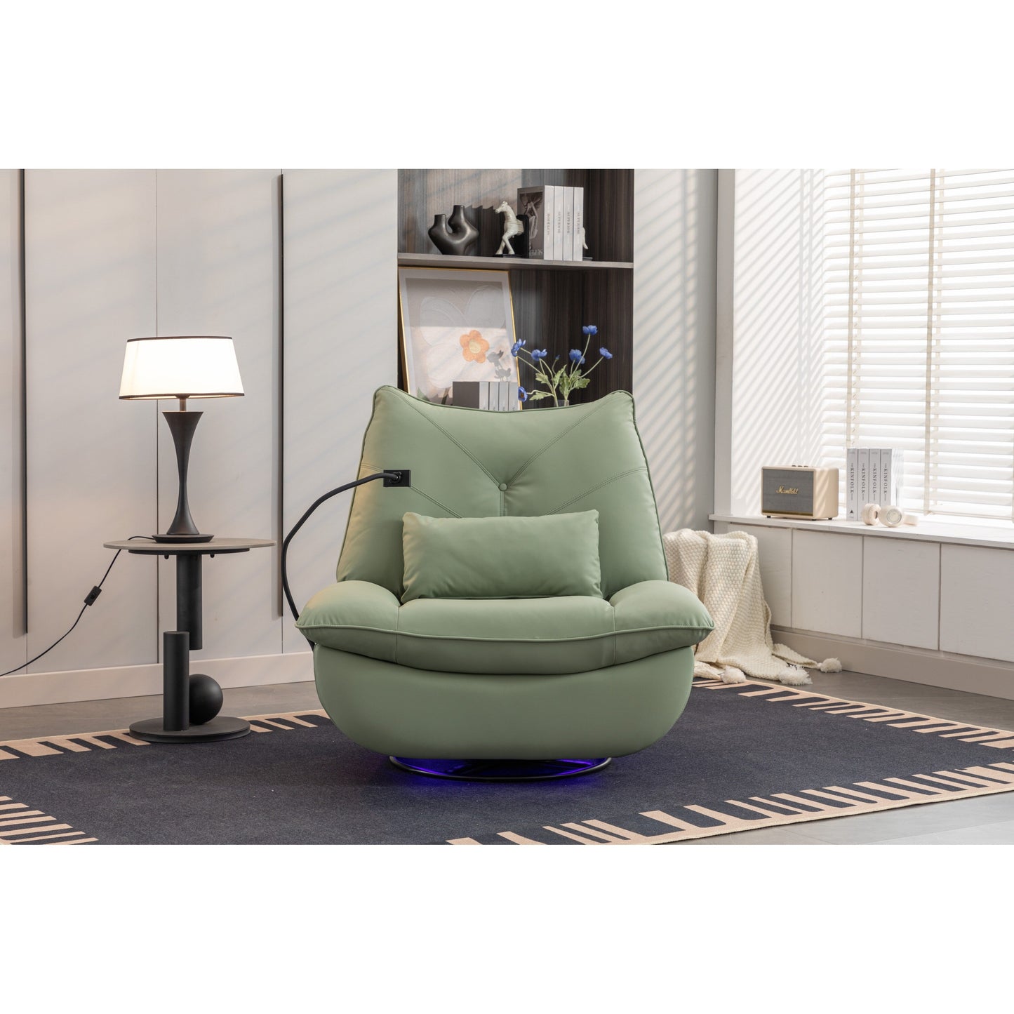 Fauteuil inclinable pivotant à commande électrique avec haut-parleurs Bluetooth, porte-téléphone, ports de charge USB et Type-C, et rangement caché dans les accoudoirs.