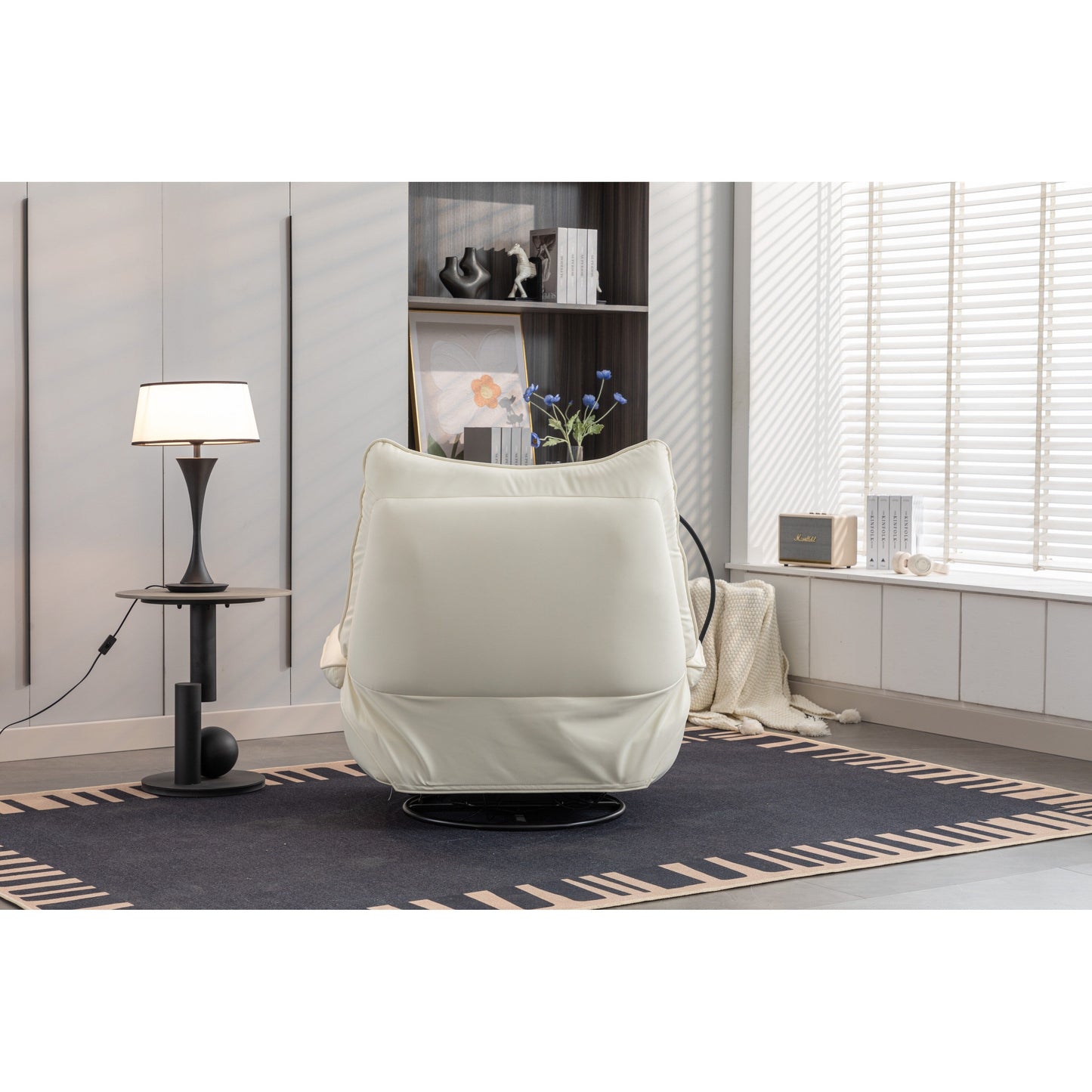 Fauteuil inclinable pivotant à commande électrique avec haut-parleurs Bluetooth, porte-téléphone, ports de charge USB et Type-C, et rangement caché dans les accoudoirs.