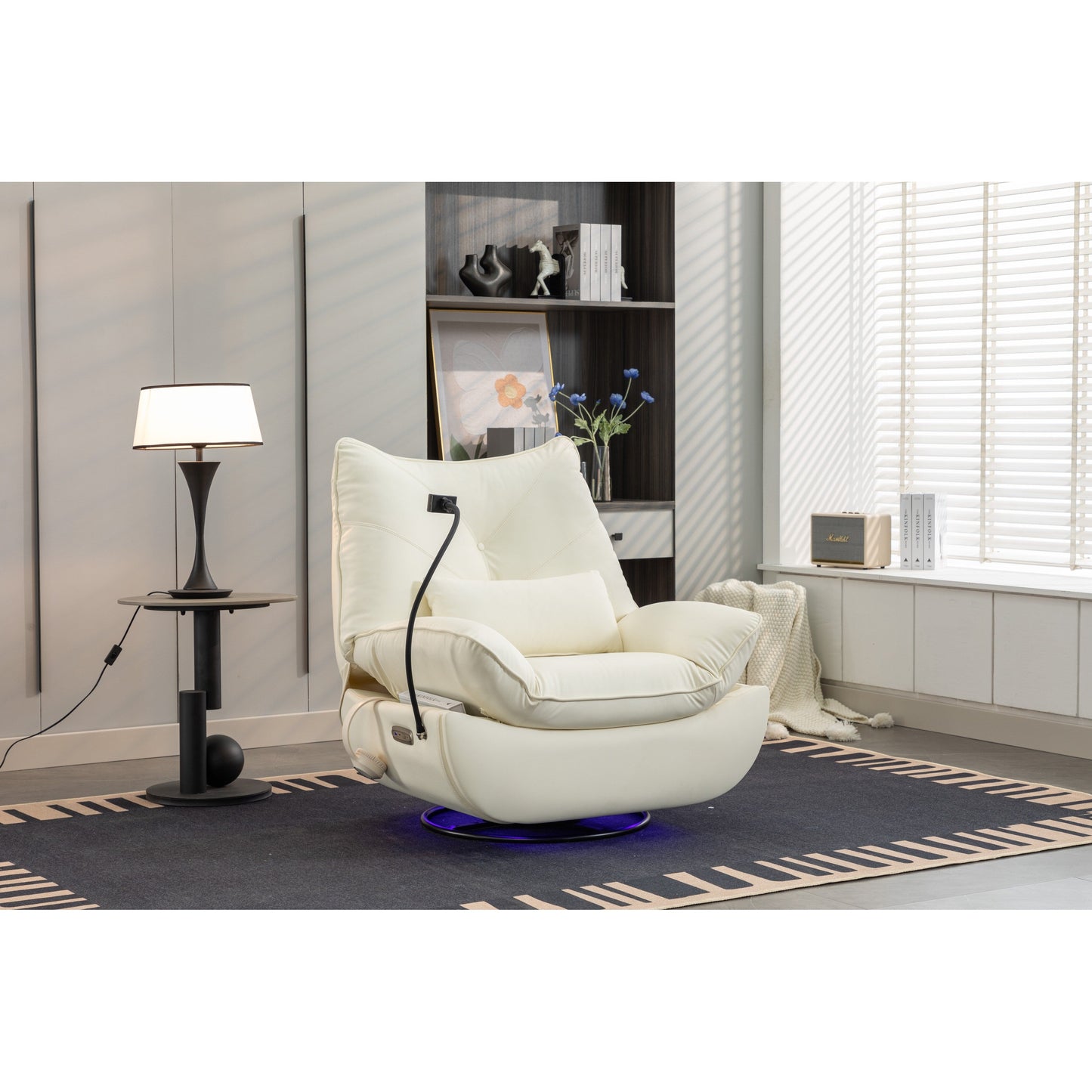 Fauteuil inclinable pivotant à commande électrique avec haut-parleurs Bluetooth, porte-téléphone, ports de charge USB et Type-C, et rangement caché dans les accoudoirs.