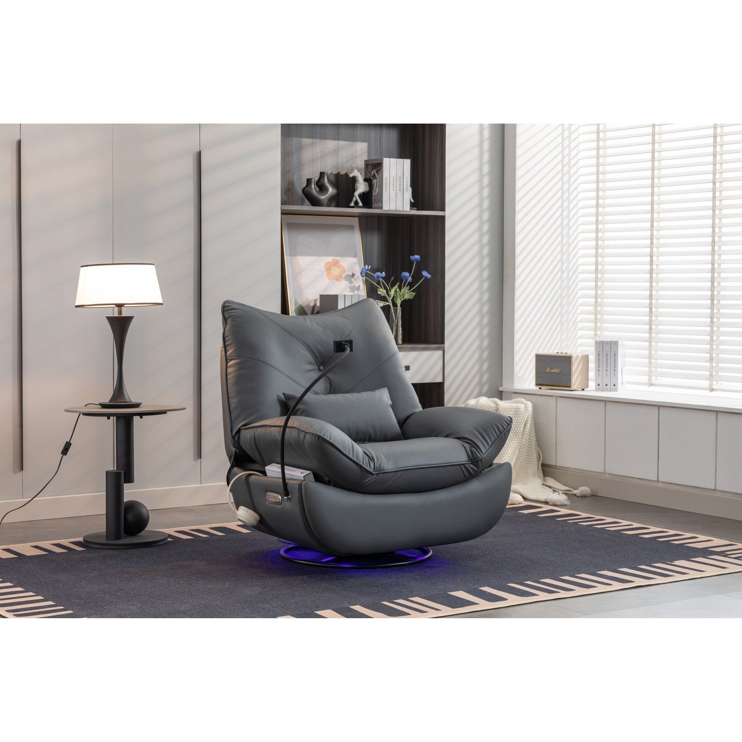 Fauteuil inclinable pivotant à commande électrique avec haut-parleurs Bluetooth, porte-téléphone, ports de charge USB et Type-C, et rangement caché dans les accoudoirs.