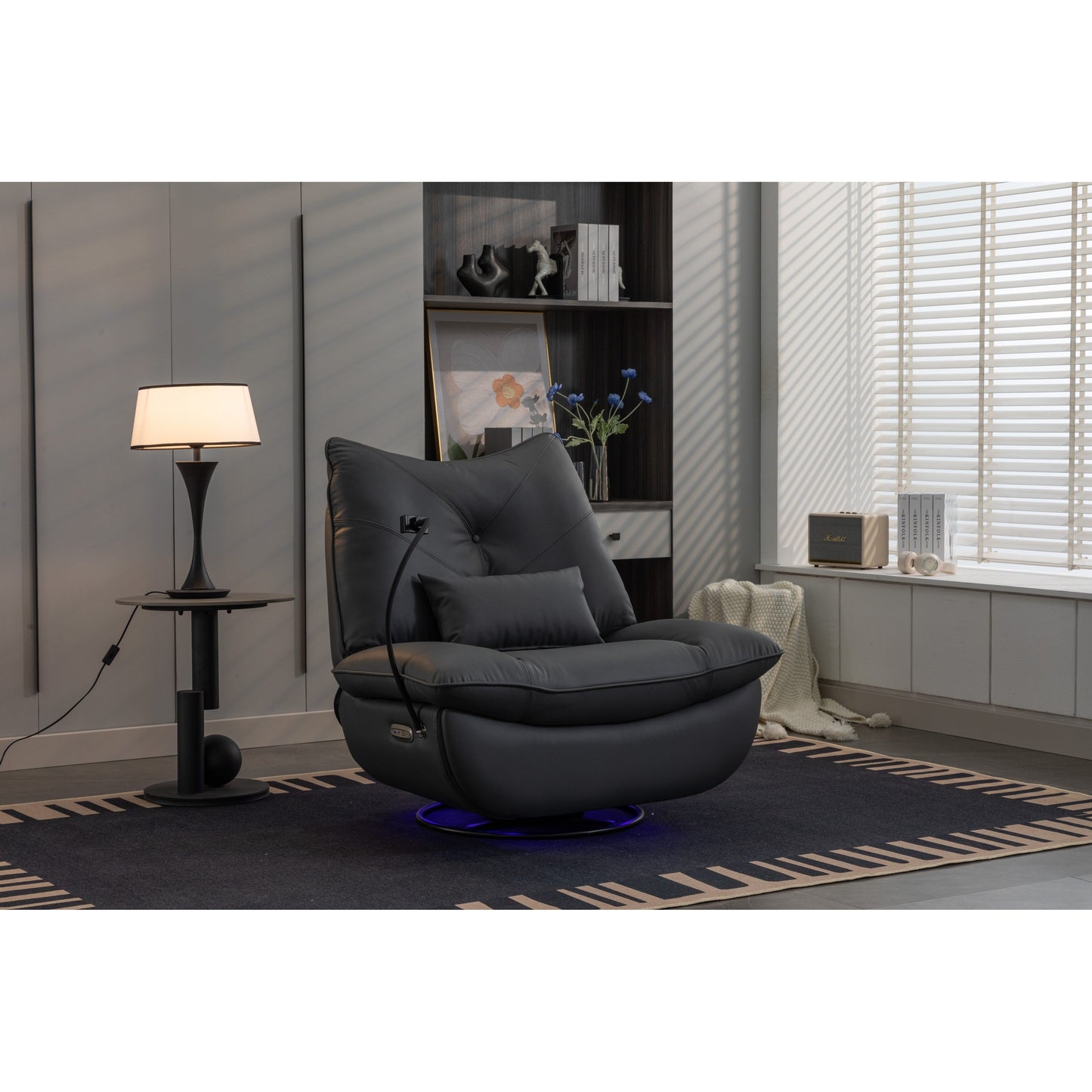 Fauteuil inclinable pivotant à commande électrique avec haut-parleurs Bluetooth, porte-téléphone, ports de charge USB et Type-C, et rangement caché dans les accoudoirs.